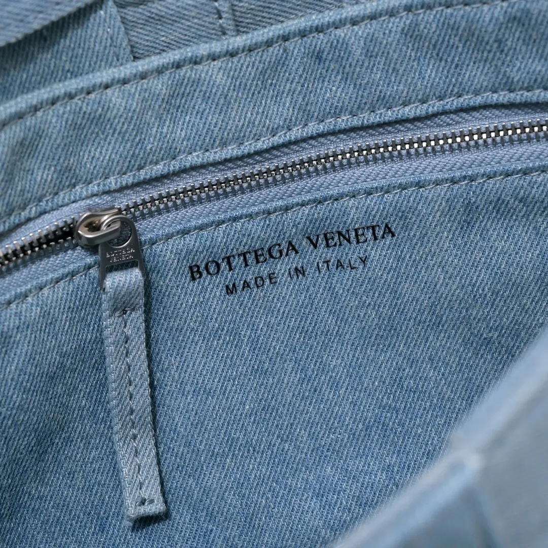 In stock: BV Cassette denim 15 squares. The light-colored denim denim is so beautiful. It will definitely be a favorite among denim lovers. It is simple, really special, casual and chill. I don’t dare to say that I know fashion if I don’t buy a denim bag this year! 23×15×5.5cm: Model: 6687% denim